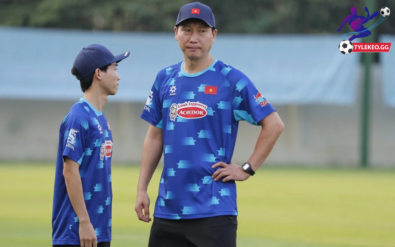Trận ra mắt HLV Kim Sang Sik là một bài toán khó