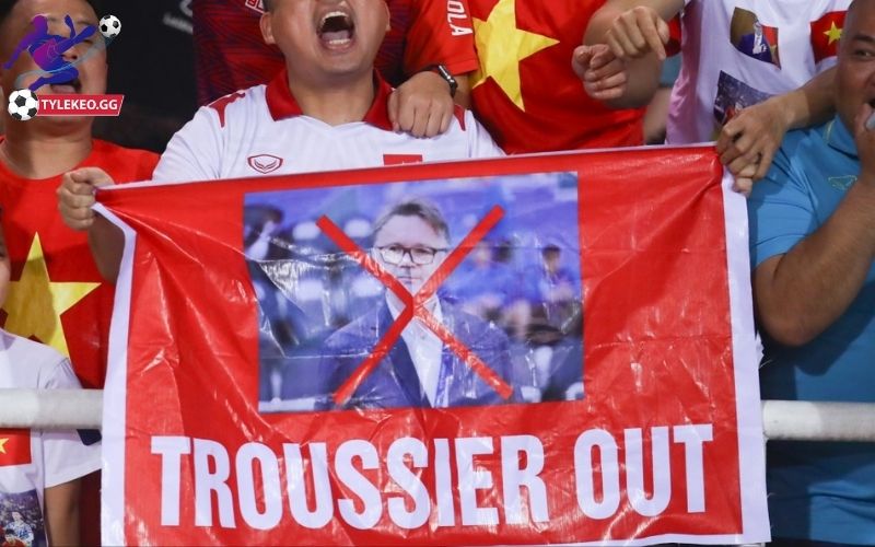 Tấm biểu ngữ "Troussier Out" trên khán đài