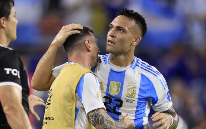 Lautaro chạy đến ôm Messi sau khi ghi bàn