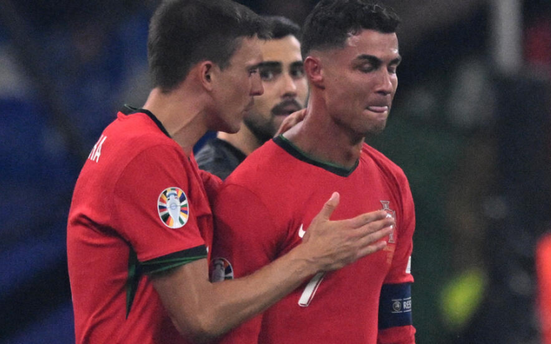Ronaldo khóc trong ngày anh đá hỏng quả phạt đền ở thời gian hiệp phụ